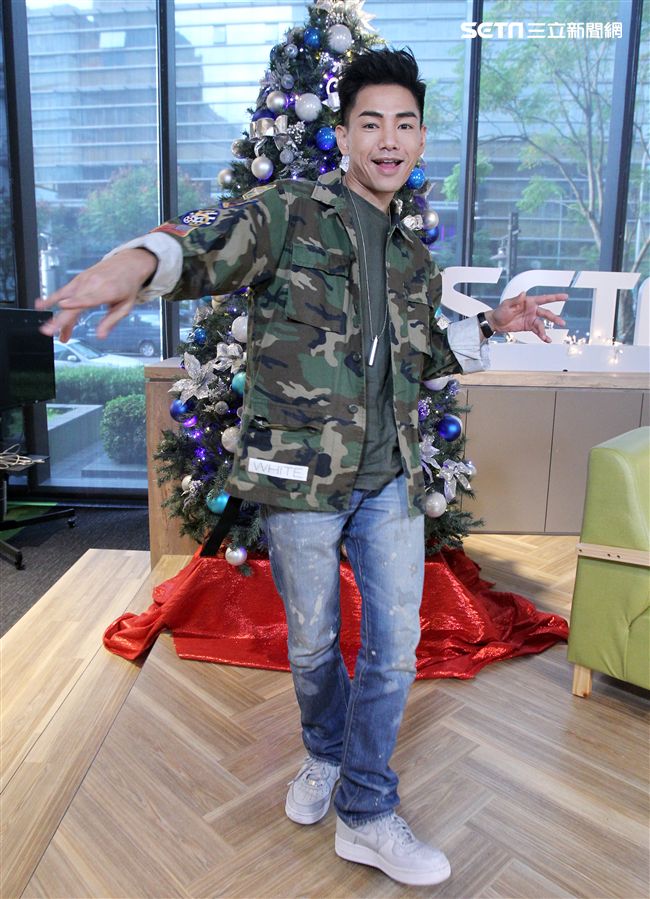 孔令奇上「安安大明星」直播宣傳新專輯。（記者邱榮吉/攝影）