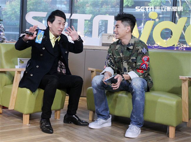 孔令奇上「安安大明星」直播宣傳新專輯。（記者邱榮吉/攝影）
