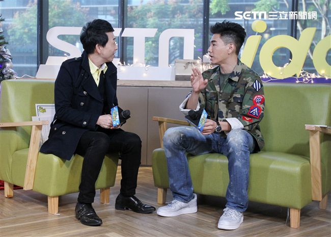 孔令奇上「安安大明星」直播宣傳新專輯。（記者邱榮吉/攝影）