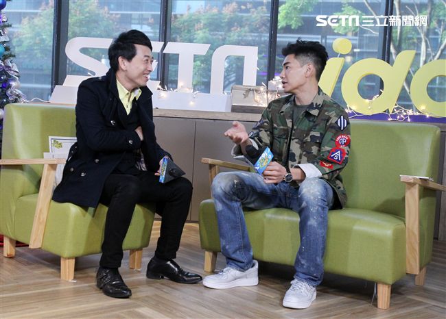 孔令奇上「安安大明星」直播宣傳新專輯。（記者邱榮吉/攝影）