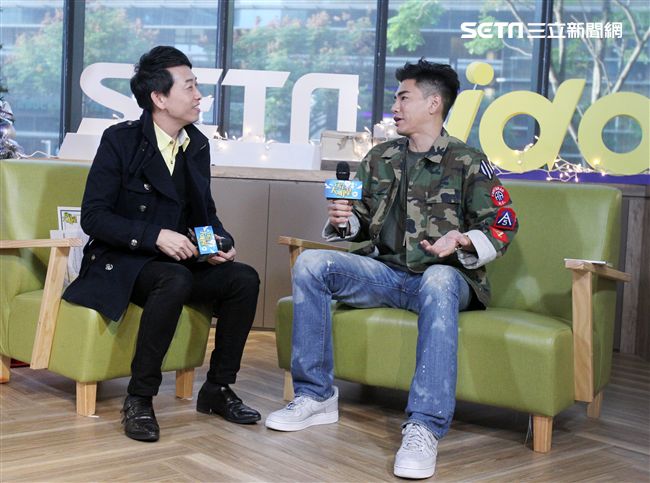 孔令奇上「安安大明星」直播宣傳新專輯。（記者邱榮吉/攝影）