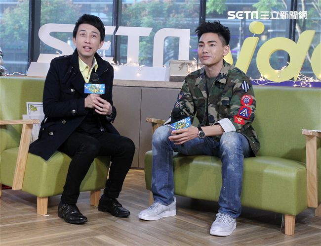 孔令奇上「安安大明星」直播宣傳新專輯。（記者邱榮吉/攝影）