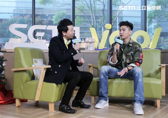 孔令奇上「安安大明星」直播宣傳新專輯。（記者邱榮吉/攝影）