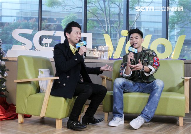 孔令奇上「安安大明星」直播宣傳新專輯。（記者邱榮吉/攝影）