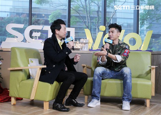 孔令奇上「安安大明星」直播宣傳新專輯。（記者邱榮吉/攝影）