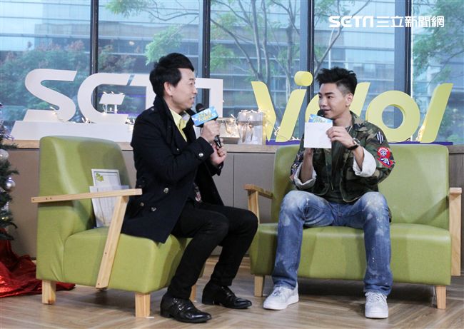 孔令奇上「安安大明星」直播宣傳新專輯。（記者邱榮吉/攝影）