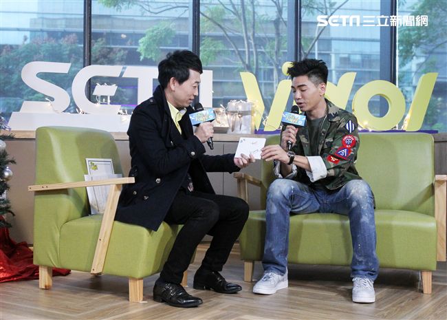 孔令奇上「安安大明星」直播宣傳新專輯。（記者邱榮吉/攝影）