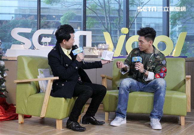 孔令奇上「安安大明星」直播宣傳新專輯。（記者邱榮吉/攝影）