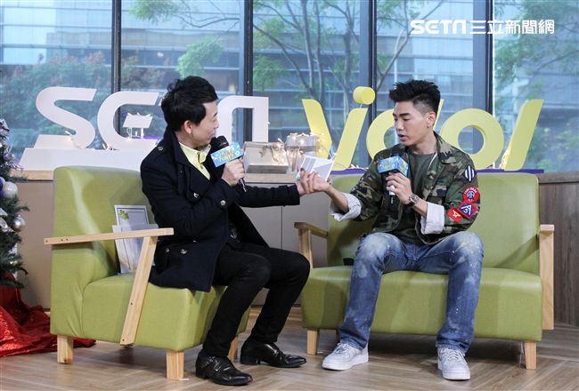 孔令奇上「安安大明星」直播宣傳新專輯。（記者邱榮吉/攝影）