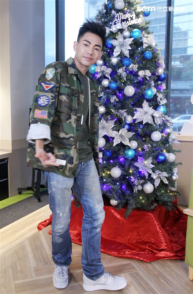 孔令奇上「安安大明星」直播宣傳新專輯。（記者邱榮吉/攝影）