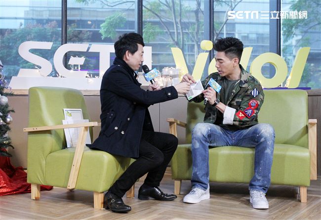 孔令奇上「安安大明星」直播宣傳新專輯。（記者邱榮吉/攝影）
