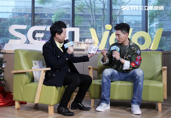 孔令奇上「安安大明星」直播宣傳新專輯。（記者邱榮吉/攝影）