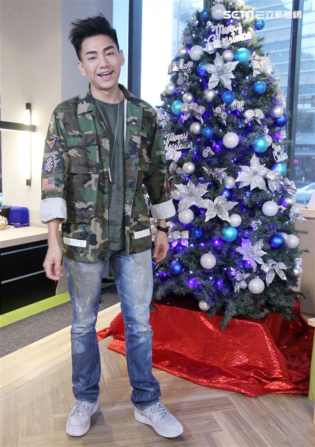 孔令奇上「安安大明星」直播宣傳新專輯。（記者邱榮吉/攝影）