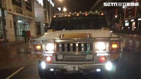 王男駕駛悍馬車在路口違規左轉，遭到警方攔下開單，意外發現王男是個通緝犯，當場將他帶回派出所偵辦，訊後依毒品及詐欺等通緝，分別移送士林及台北地檢署歸案（翻攝畫面）