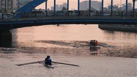 划船挑戰7連霸  台南市整軍備戰（2）台南市參加全國運動會划船項目，代表隊往年都有不錯成績。本屆將在女子4人雙槳、男子4人單槳兩項競賽尋求連霸。圖為選手在台南運河集訓操練。中央社記者楊思瑞攝  106年10月10日