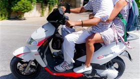 騎車、接送、情侶／flickr／Kurt Bauschardt／https://flic.kr/p/sar1LP