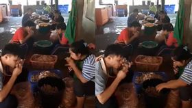  工人把雞爪放入嘴裡「啃」，加工「出口」無骨雞爪。（圖／翻攝臉書）