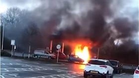 英國,加油,火燒車,智能車,Julie Nicklin,Brian Turner　圖／翻攝自YouTUBE