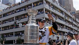 ▲NHL冰球奪得史坦利杯的企鵝，在匹茲堡大遊行。（圖／美聯社／達志影像）