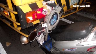 掃街車臨停路邊遭撞上　機車騎士慘死