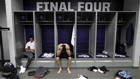 輸球的岡薩加大學坐在空蕩的更衣室（ap）