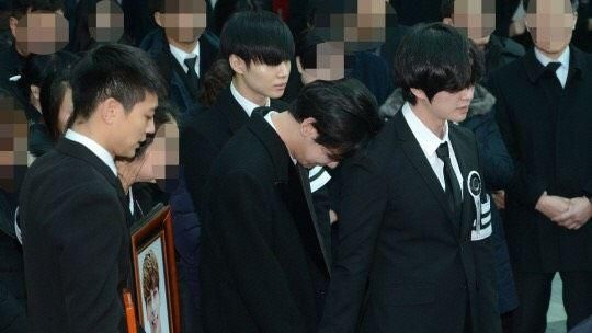 鐘鉉出殯／SHINee悲傷合體抬棺