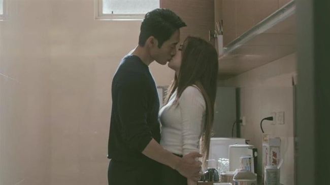 「很久沒有」…壯肌男星大膽吻任家萱