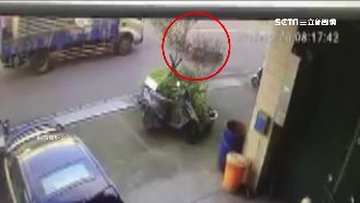 違規迴轉釀禍　騎士急煞摔車險遭輾頭