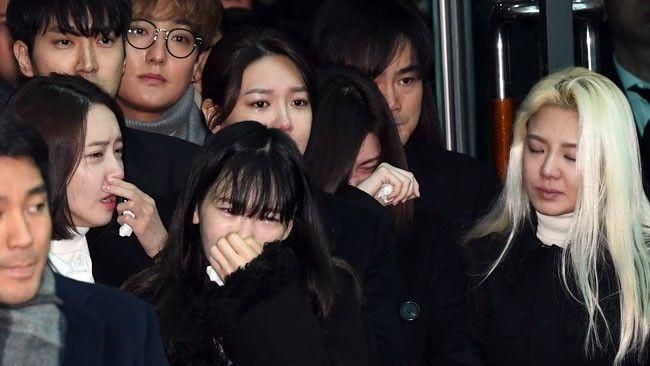 鐘鉉出殯／少時崩潰！太妍掩面痛哭