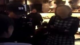 中國大陸,清潔員,白鞋,賠償,客人（圖／翻攝自微博）
http://www.miaopai.com/show/HXJv8~WX1k7G8b2hhDhKI89hRh9eqCnctrM5Zg__.htm