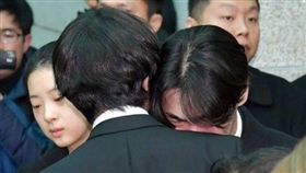 ▲KEY哭倒在溫流身上。（圖／翻攝自SBSfunE）