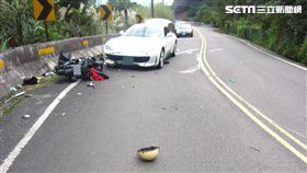 新北市汐止區五指山上，昨天下午2時許發生一起死亡車禍，一輛白色法拉利在上坡時與重型機車對撞，當場造成重型機車騎士蔡姓男大生頭部破裂倒地不起，雖經消防隊員緊急送往汐止國泰醫院救治，但男大生經過2個小時搶救後，因頭部重創仍宣告不治死亡，警方則依法將41歲的郭姓超跑駕駛移送法辦。