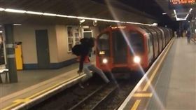 英國,地鐵,列車,極限玩家,月台（圖／翻攝自uglyfuckingteen
 Instagram）https://www.instagram.com/p/Bb7kw8OFo-z/