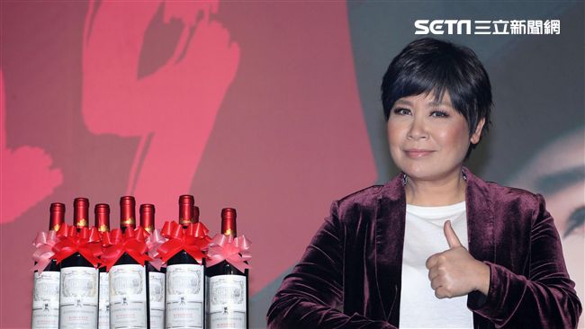 黃小琥搭機遭改姓　網虧：改姓蔡？