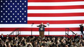 川普出訪亞洲　首站日本美國總統川普5日搭乘空軍一號總統專機抵達日本，在橫田空軍基地發表演說。這是川普1月就職美國總統以來首次訪問日本。（共同社提供）中央社  106年11月5日