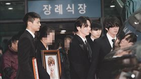 ▲鐘鉉告別式，成SHINee五人最後合照。（圖／翻攝自topstarnews）