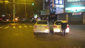 2車同廠同款路中相撞　警巧路過協助