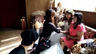 遭情變…癌末女孩獨穿婚紗和母親合影