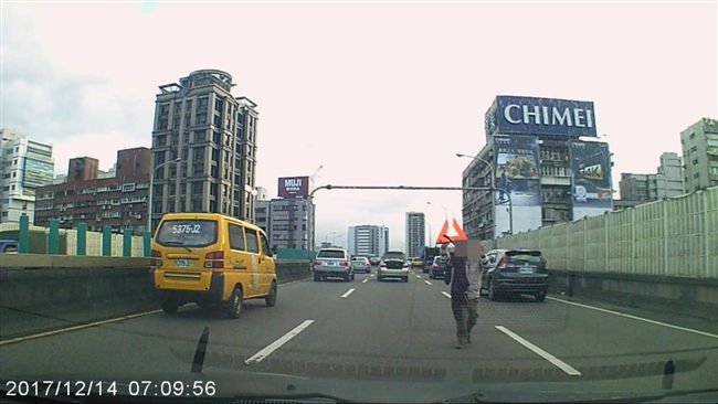 高架上沒油拋錨　熱心警助推車買油