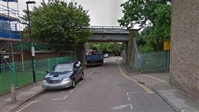 英國一名70歲老翁走在路上突然自燃身亡，嚇壞路人。（圖／翻攝Daily Mail）