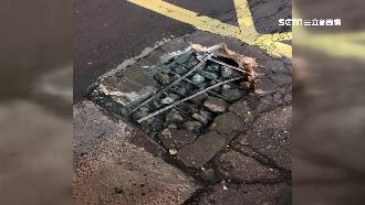 路上竟有深坑！女騎士連人帶車騎進洞