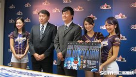 ▲日本火腿球團代表島田利正（左）與Lamigo球團領隊劉玠廷宣布2月交流賽在札幌。（圖／記者蕭保祥攝）