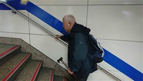 終於等到65歲…貧翁辦敬老悠遊卡　卻因「沒有家」遭拒絕 圖/翻攝自巫馥彤臉書