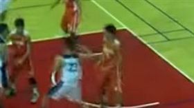 ▲傅明仁認為海科大球員先有不當動作。（圖／截自比賽畫面）