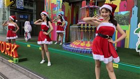 名Uni-girls Junior「校園甜心」現身快閃，大跳今年最有愛的「愛 ‧ Sharing舞」，與民眾熱烈互動，浪漫祝福民眾聖誕節快樂。