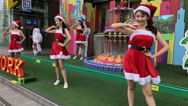 校園甜心扮耶誕女孩　信義區熱舞快閃