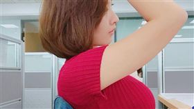 辦公室有美女同事，整天上班能量絕對都能滿檔！有一名男網友拍下女同事撩髮性感照，上網求助「如何約女同事吃飯」，沒想到最後GG了！（圖／翻攝自爆廢公社）