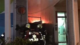 高雄牛樟芝觀光工廠下午傳大火，所幸無人傷亡。（圖／翻攝畫面）