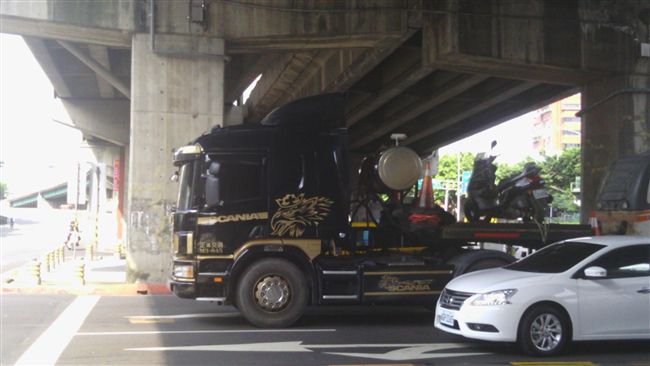 機車熄火被聯結車暖救援　騎士淚崩了