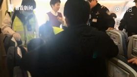 大媽自稱鬼上身！飛機上暴打空服員　圖／翻攝自秒拍